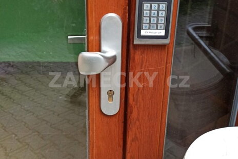 Čtečka čipů a samozamykací zámek SVJ Instalace čtečky čipů a samozamykacího zámku G-U Secury pro SVJ v Plzni